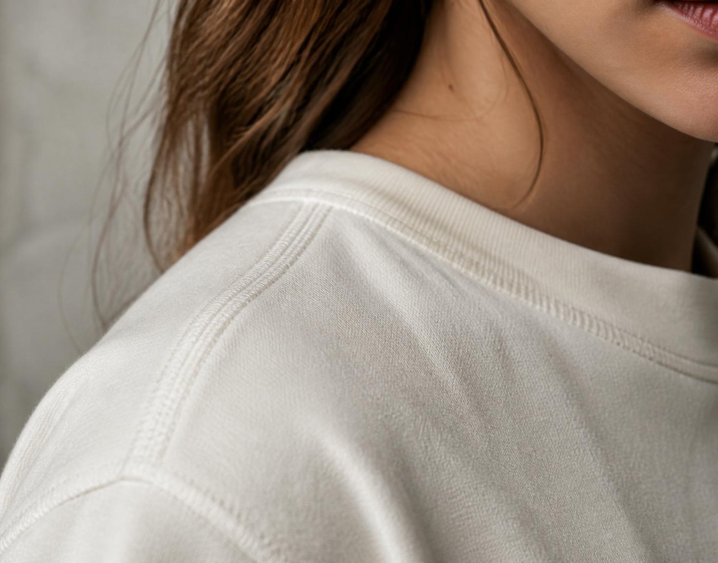 Detalhe da gola e costura de uma camisa Crush Club